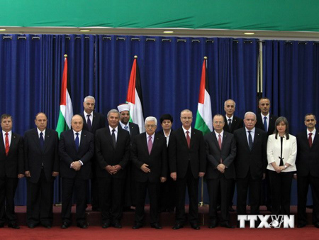 Tổng thống Palestine Mahmud Abbas (giữa) và các Bộ trưởng Chính phủ đoàn kết mới tại Ramallah ngày 2/6.